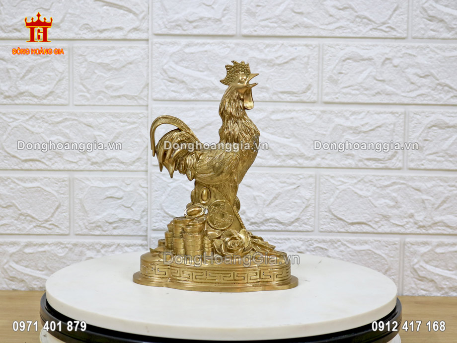 Tượng gà bằng đồng là linh vật phong thủy biểu tượng cho tài lộc, may mắn